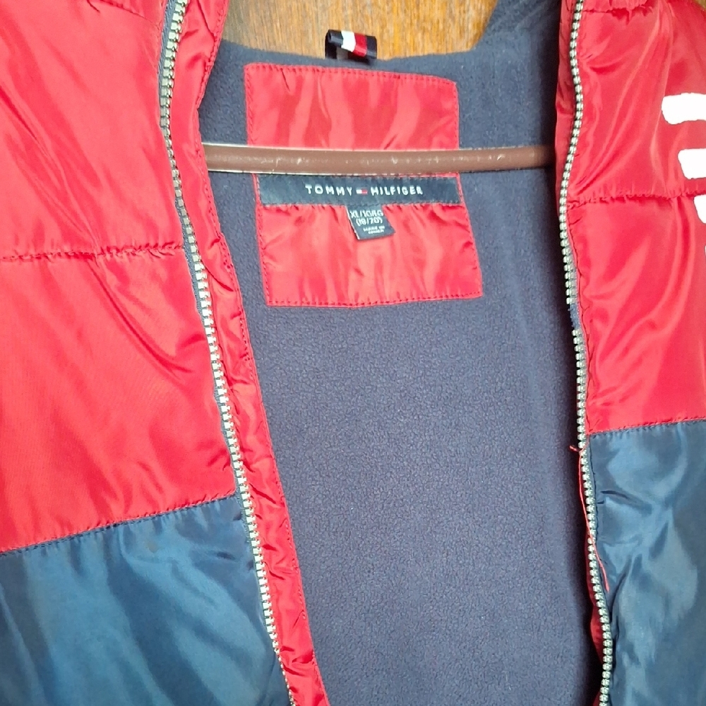 Tommy Hilfiger Kids Red & Navy Colorblock Puffer Jacket - Picture 4 of 7
